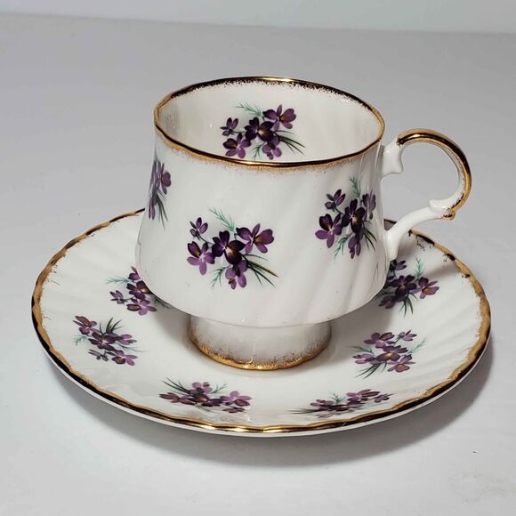 Elizabethan Teacup and Saucer Purple Violets Vintage - Picture 2 of 9